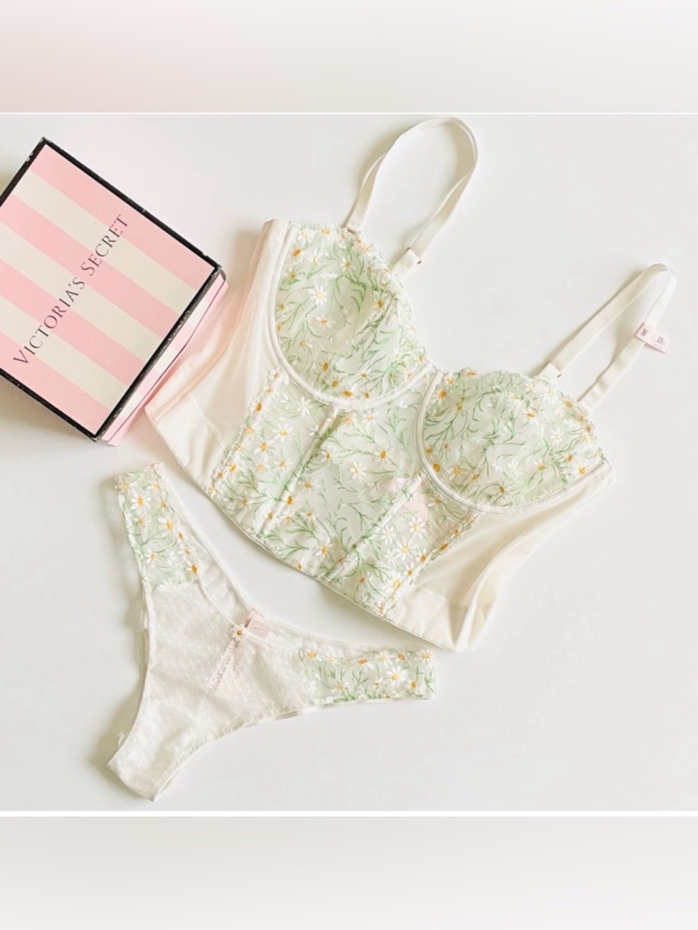 38D XL Victoria’s Secret white Daisy embroidered bra set with brazilian panties